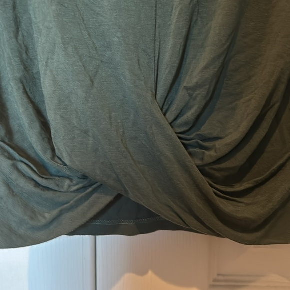 Worn 1X, women’s, lightweight long sleeve top, front seam/twist bottom - Picture 2 of 6